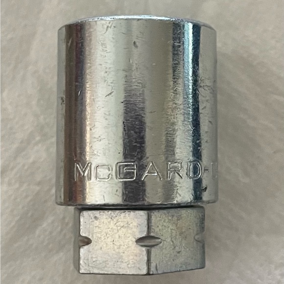 Mustang 2015-2020 MCGARD wheel locks w key & registration card - Picture 10 of 10